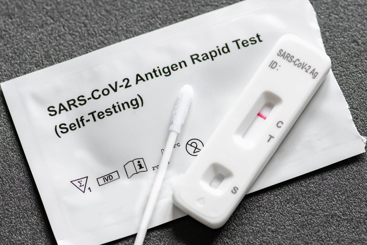 photo of a COVID-19 test with a cotton swab